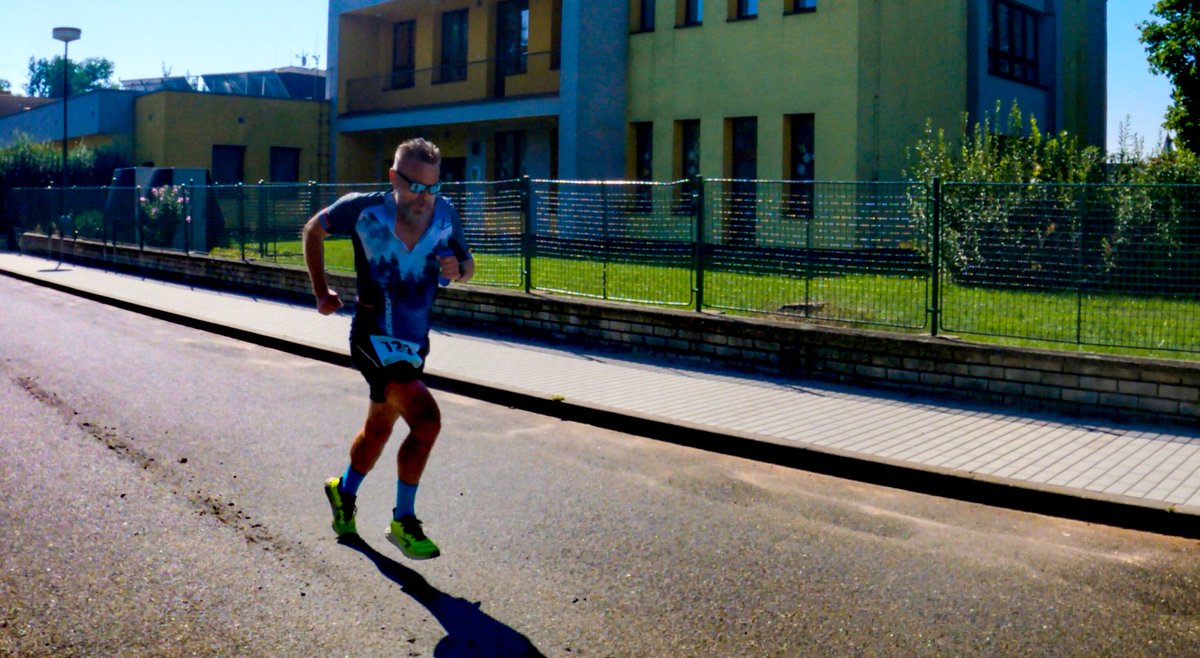 michal_kudrna's tweet photo. Takové poetické dopoledne😊
jsem se rozpálil, jak ten asfalt😂☀
---
Trénink: kontrolní závod, 10 km
#trenink #running #roadfromhell https://t.co/sfe8XouHt9