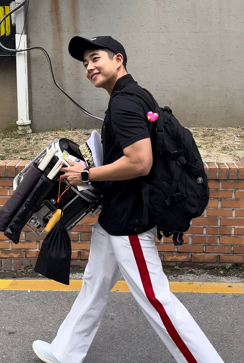 myungchel_'s tweet photo. Arms, veins, smile, eyebrows. 😭💘 https://t.co/AQchbTwxPM