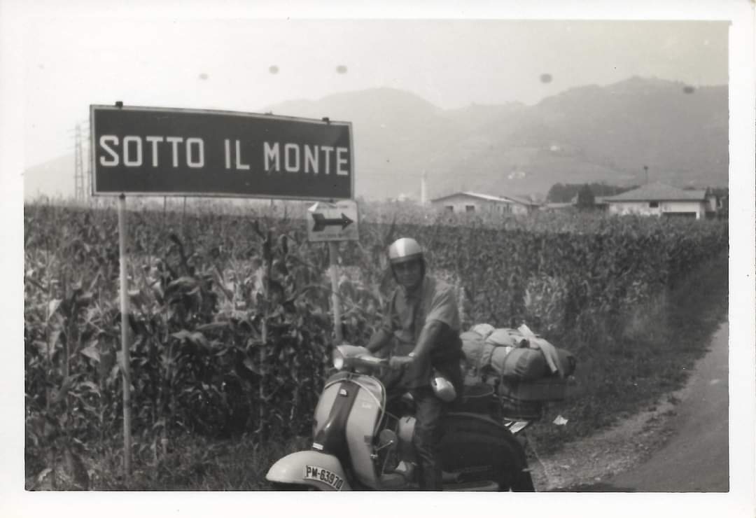 hermano_lorenzo's tweet photo. Hace ya años, con mi #scooter, #tienda de #campaña, #saco de #dormir y #cantimplora recorriendo los caminos de #Europa. En la foto regresando de #Sotto il #Monte, lugar natal de #Juan XXIII, el Papa de la #PACEM IN #TERRIS, en el verano de 1964.
#Mallorca, #Italia, #Paz. https://t.co/NHVPmEUoQ4