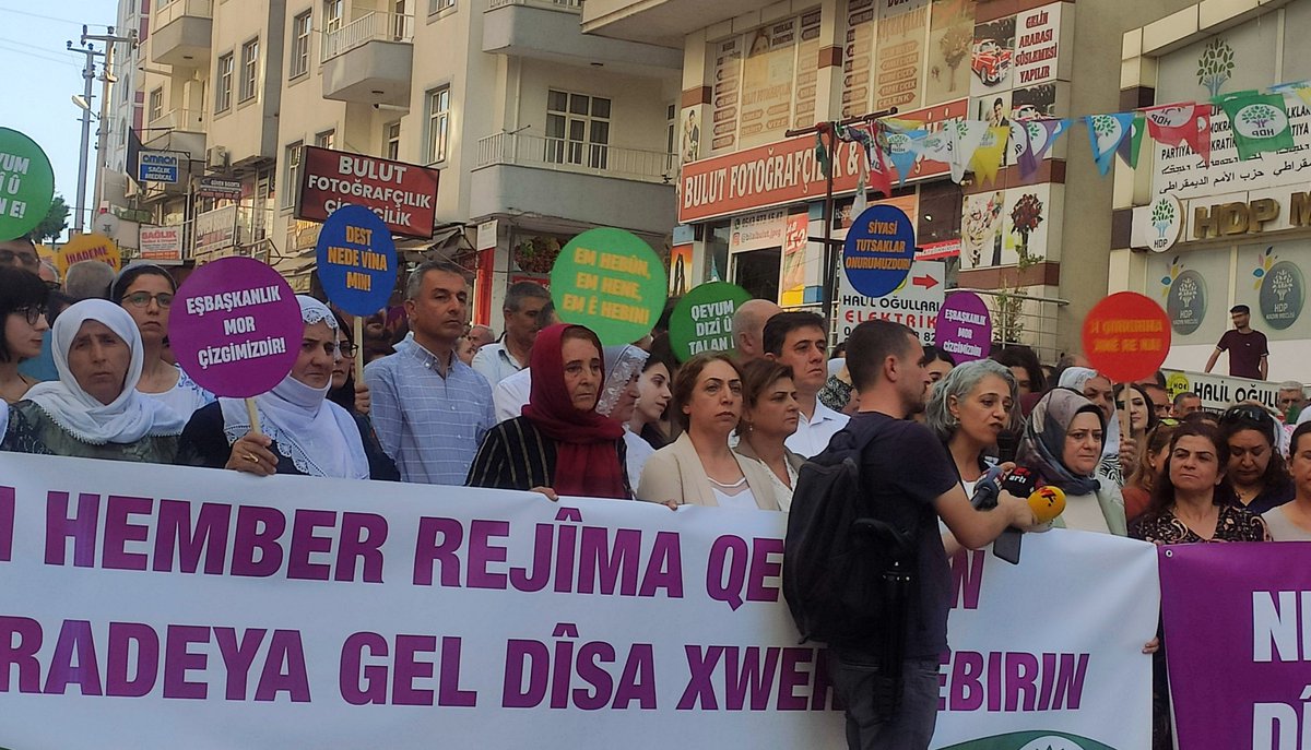 kamurantanhan47's tweet photo. Politikaya qeyûmtiyê a ku hikûmet dixwaze bi awayekê veguhere sîstema rêveberiyê, desteserkirina vîna gel e. Hûn ê di her hilbijartinê de carek din têk biçin, ji ber ku gelê Kurd ewê her tim li vîna xwe xwedî derkeve.
 
Me di salvegera tayînkirina qeyûman de li Mêrdînê bi daxuyaniyek çapemeniyê protesto kir.