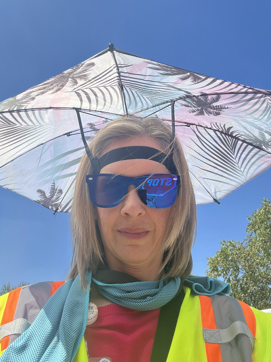 My crossing guard fit is on point, if I do say so myself. (How many more 100+ degree days are left 😭?)