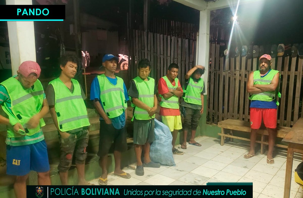 Pol_Boliviana's tweet photo. #GestiรณnOperativa
#Ley259
๐ฎ๐ป๐ฎ๐ปโโ๏ธ Nuestros servidores policiales realizaron la supervisiรณn y control de la limpieza de parques, plazas y principales avenidas en los diferentes departamentos del paรญs con los infractores de la #Ley259. https://t.co/v8JKVoCLYb