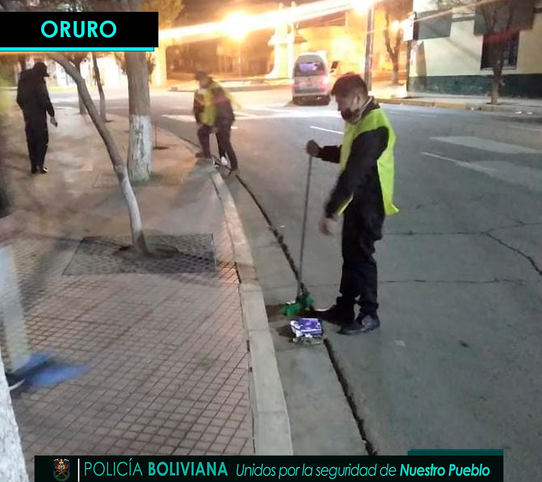 Pol_Boliviana's tweet photo. #GestiรณnOperativa
#Ley259
๐ฎ๐ป๐ฎ๐ปโโ๏ธ Nuestros servidores policiales realizaron la supervisiรณn y control de la limpieza de parques, plazas y principales avenidas en los diferentes departamentos del paรญs con los infractores de la #Ley259. https://t.co/v8JKVoCLYb