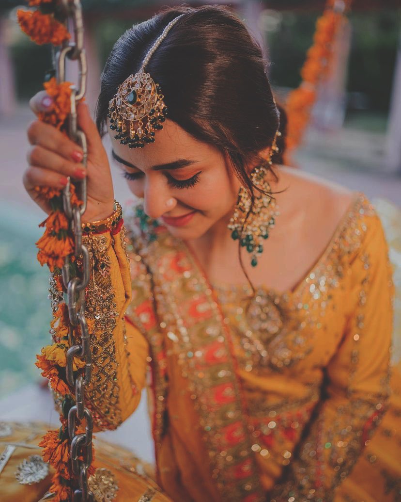rumi_hoorain16's tweet photo. How do you write poetry for woman who s poem already? You let her exist, let her be and allow her to write herself as she pleases.

 #YumnaZaidi . #TereBin . https://t.co/SOfFTBvetY
