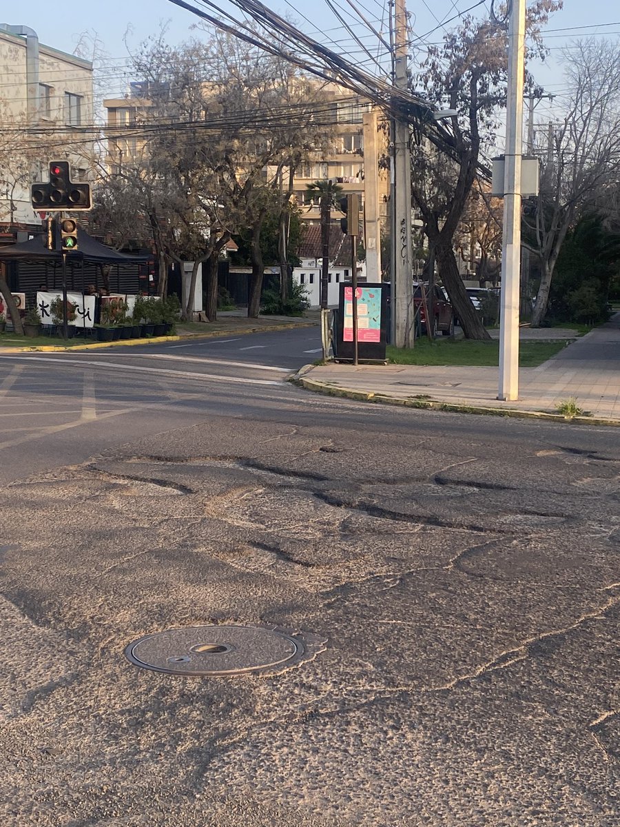 ddovalle2's tweet photo. @MuniNunoa Arreglen la calle Simón Bolivar!! Cada vez peor las calles de Ñuñoa, siguen poniendo rotondas que no sirven de nada gastando recursos en cosas que no son necesarias como si seria arreglar las calles de la comuna!!! 🙏🙏 https://t.co/tYlF3B7XKC