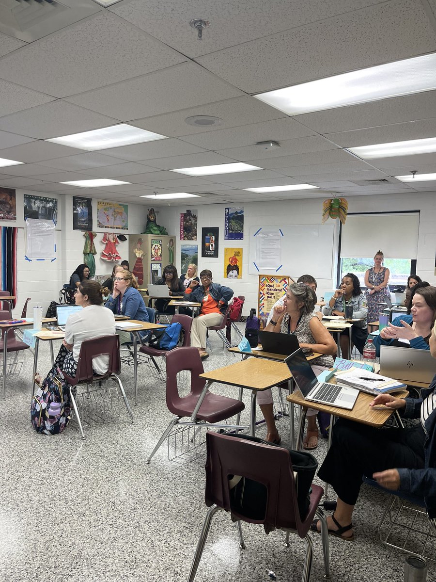 angieseiders's tweet photo. Enjoyed seeing all of VBCPS new teachers this week! Thank you coordinators, specialists, and coaches for providing quality PD for our new educators.@vbschools https://t.co/XT1IKLLTzm