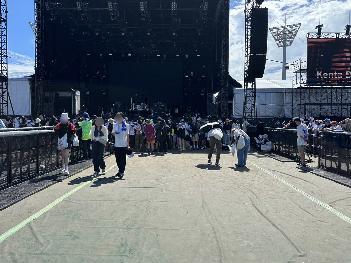 YudaiWEST's tweet photo. WESTのあと知らない間に落ちちゃったっぽい汗ふきシートとかのゴミが結構あったんですけどどなたかが進んでゴミ拾いを始めてそれを見た周りのジャス民も一緒になって会場一面キレイにしたのが感動しました！すばらしいチームジャニーズWEST✨🌈

#サマソニWEST #ジャニーズWEST #サマソニ #summersonic https://t.co/idBT8KMZbD
