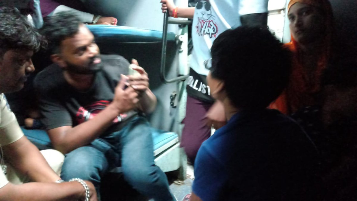 thesan_one's tweet photo. @IRCTCofficial @IndianRailMedia 
स्लीपर अब जनरल हो गयी है या तो इसको बंद करके सेकंड सीटिंग करदो या सुधार करदो । जोधपुर इंदौर ट्रेन स्लीपर https://t.co/hDWx4vlc4q