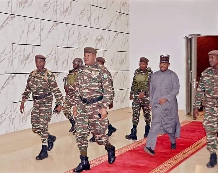 ZagazOlaMakama's tweet photo. BREAKING 

Unconfirmed reports indicate that a mutiny is underway at the presidential palace in Niamey, as Tchani fled the palace. 

It was gathered that the President Guards are protesting over unpaid salaries. https://t.co/VuyoLWSslv