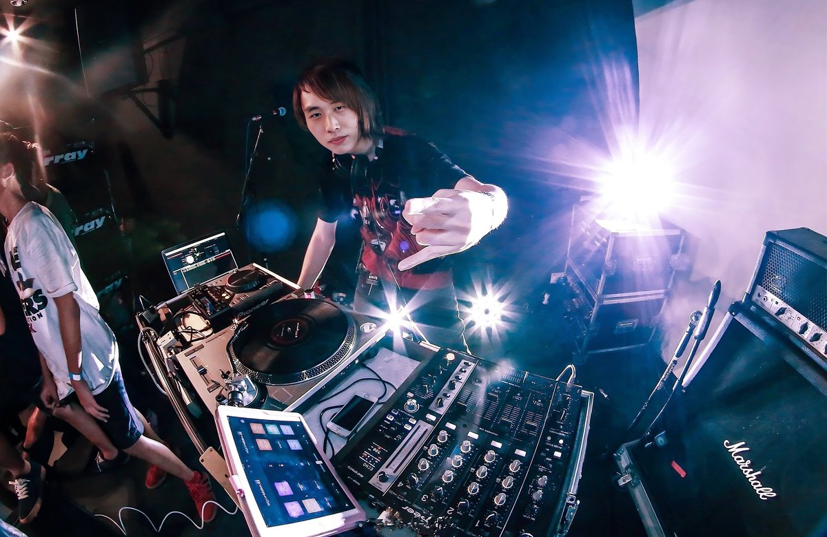 HBK737's tweet photo. Naratu x Confession live in KL Tour - 21/8/2015

#DJYang2 #DJYangYang #DJYang² https://t.co/9XVWqAcBt7