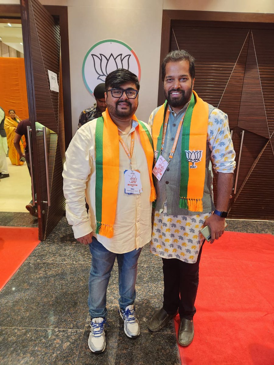 rvdesai8's tweet photo. Had a chance to meet young and energetic President, North Goa  zilla Panchyat and BJP State Secretary Shri @siddeshnaik ji.
In this small interaction dicussed about development done by zilla Panchyat and State government. https://t.co/Ns01VGCKYk