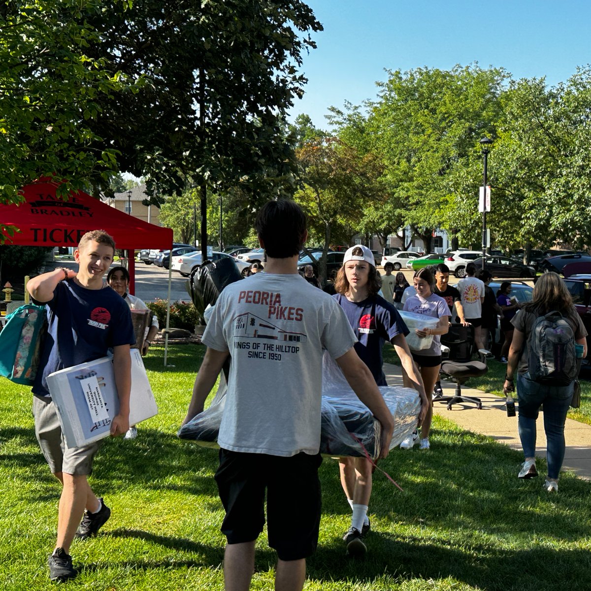 bradleyu's tweet photo. 💫 📚 We are so pumped to have our #BradleyU students back on campus! Ready to dive into the semester? #BradleyU #BUBradley #BradleyMoveIn https://t.co/JiZVFcWzfD