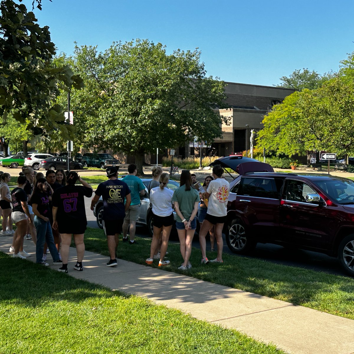 bradleyu's tweet photo. 💫 📚 We are so pumped to have our #BradleyU students back on campus! Ready to dive into the semester? #BradleyU #BUBradley #BradleyMoveIn https://t.co/JiZVFcWzfD