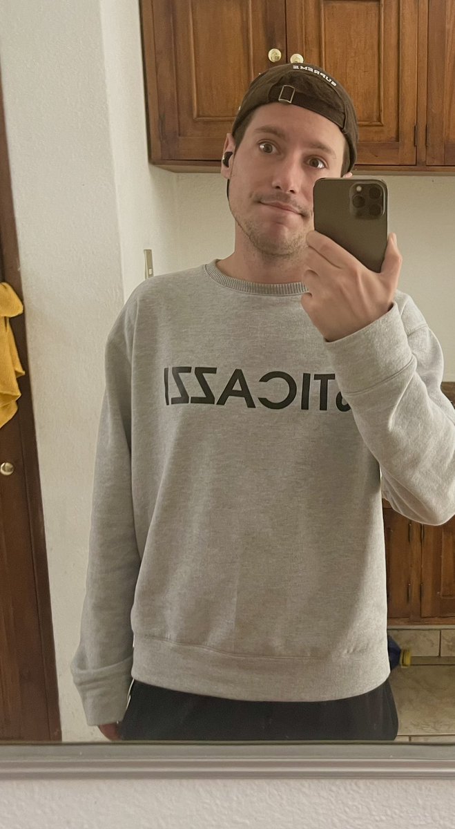 Oggi giorno libero, mi chiamo per aprire l’ufficio. 
Io che vado in pigiama. 
(Tanto in Ecuador non capiscono che c’è scritto) #mood