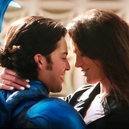 poponze's tweet photo. FOFO! Xolo Maridueña de "Bezouro Azul", se declara para Bruna Marquezine.

"Jaime se apaixonou por Jenny no primeiro segundo em que viu e posso dizer que também". https://t.co/PVKEzJ7KVa