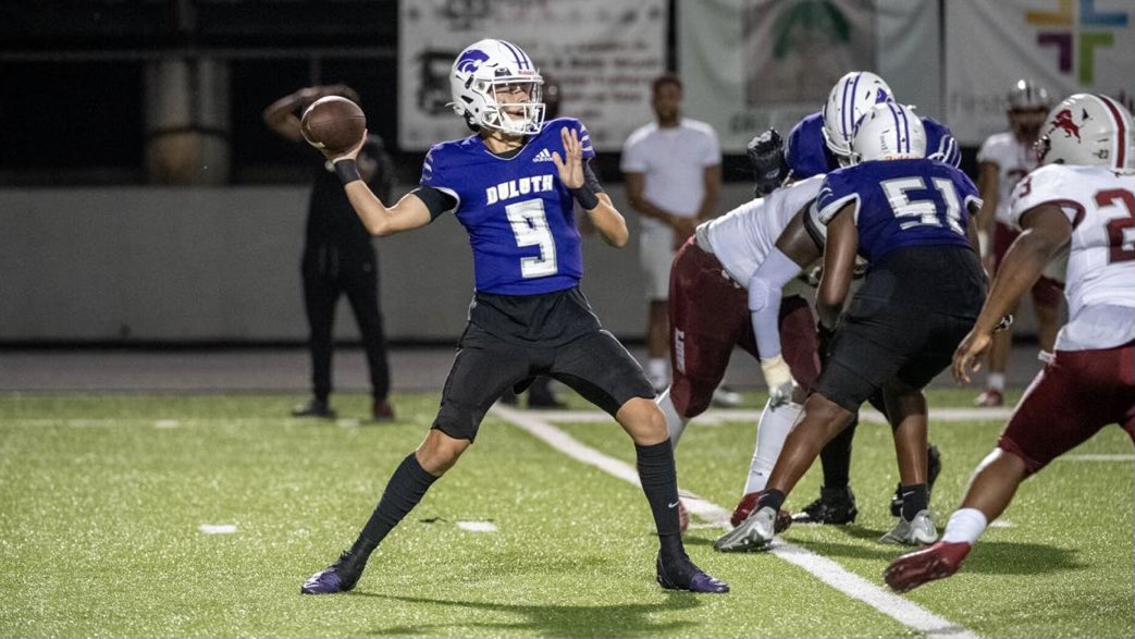 _connorlangford's tweet photo. First varsity start as a sophomore ✅
First Varisty Passing TD✅
Overall great team win✅
@DuluthFB @RecruitDuluth @Coach_Cam_Jones @DarrenSbraga @Qchavis7 @qbcoachshorty https://t.co/cx06Pj95sr