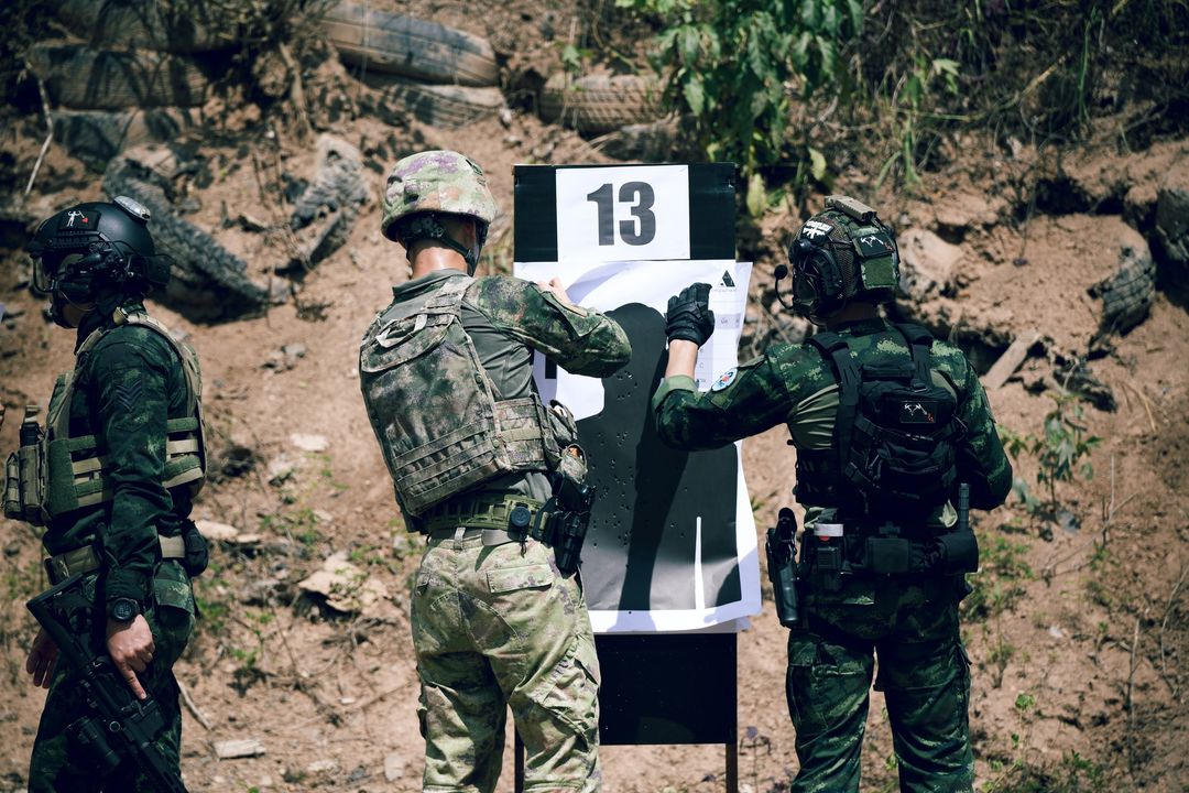 SMART_RTA's tweet photo. 轻武器使用交流和射击训练 🇹🇭🇨🇳

การฝึก Strike วันนี้ หน่วย รพศ.ทั้งไทยและจีนเริ่มแลกเปลี่ยนทักษะการใช้อาวุธ เพื่อให้เกิดความเข้าใจขีดความสามารถของ 2 ประเทศ ก่อนเข้าสู่การฝึกการปฏิบัติอื่นๆ ร่วมกันในวันต่อไป

#Strike2023 #ฝึกร่วมไทยจีน
#smartsoldiersstrongarmy https://t.co/Gi6ABmNv9I