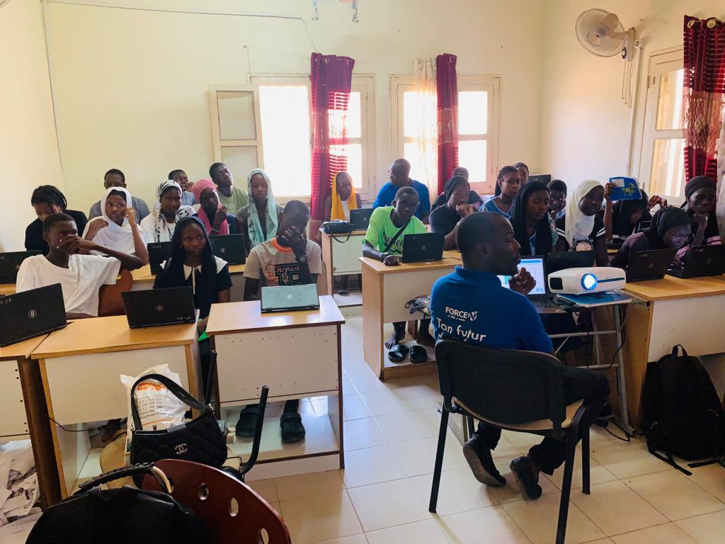 forcensenegal's tweet photo. En images, la 2e journée de formation pour les collégien(ne)s et lycéen(ne)s de Pikine en prélude de la Semaine des Sciences prévue du 19 au 23 septembre 2023.
#forcen #MastercardFoundation #unchk_sn #stemd #kebetu #education #senegal https://t.co/V7tpMxY7MG