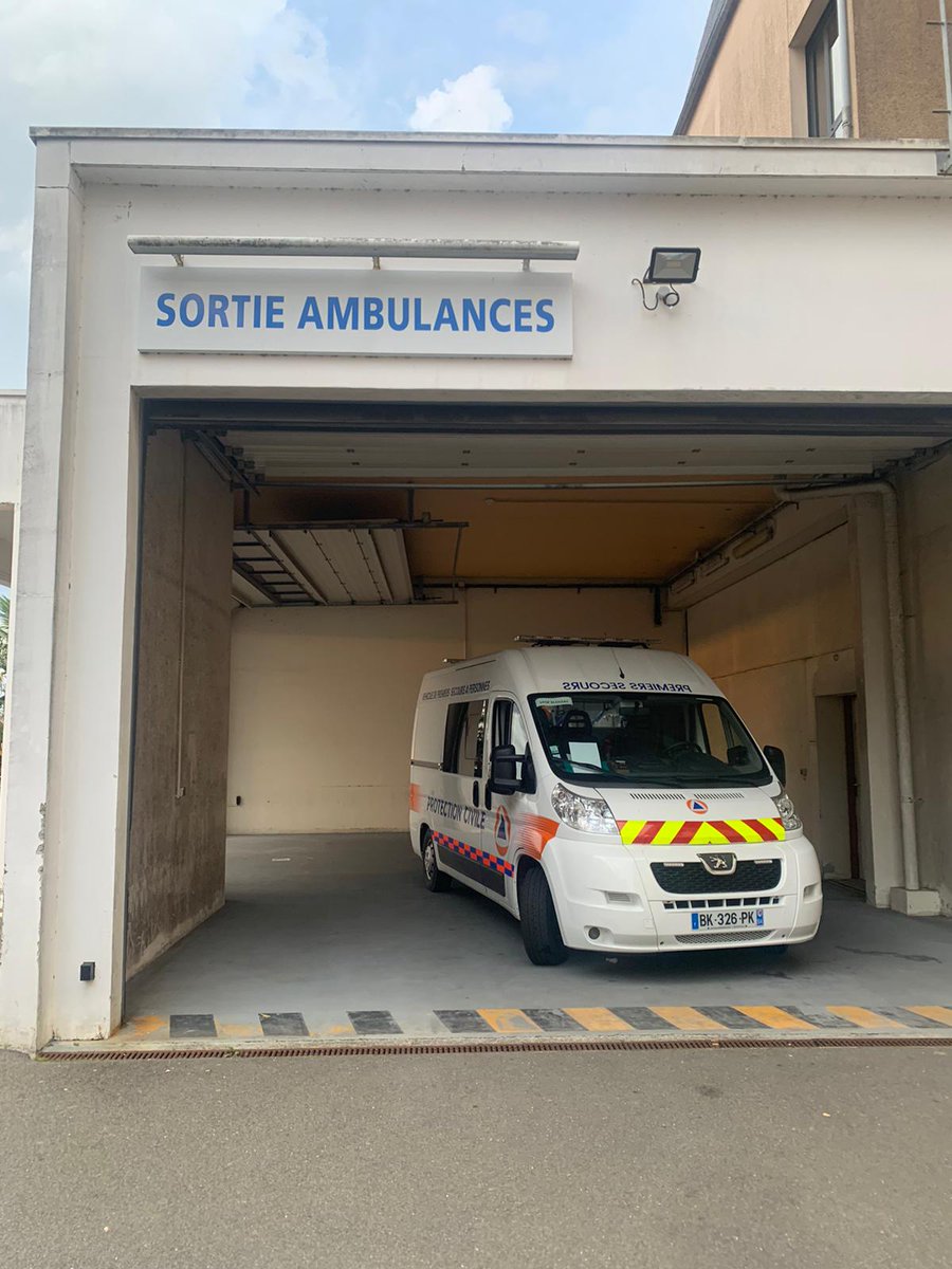 ProtecCivile35's tweet photo. 🚑 | #Garde
Cette semaine les #secouristes #benevoles de la @proteccivilefr ont assuré des gardes pour aider le #SAMU35 en collaboration avec le centre hospitalier de #Fougères.
⛑️ Des trinômes sont chargés d'assurer la protection des habitants dans le secteur du #PaysDeFougeres https://t.co/FvPa47zjiF