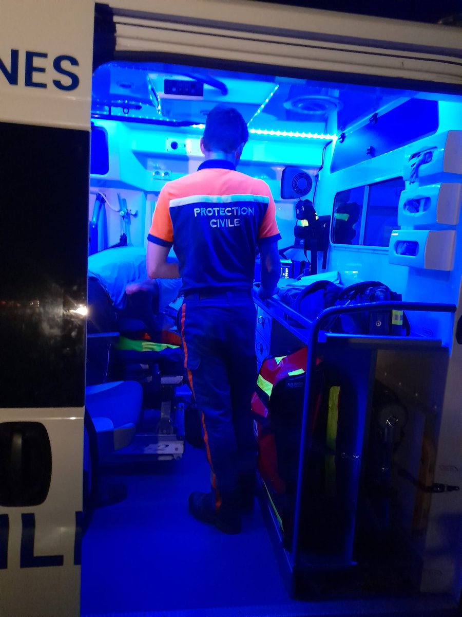 ProtecCivile35's tweet photo. 🚑 | #Garde
Cette semaine les #secouristes #benevoles de la @proteccivilefr ont assuré des gardes pour aider le #SAMU35 en collaboration avec le centre hospitalier de #Fougères.
⛑️ Des trinômes sont chargés d'assurer la protection des habitants dans le secteur du #PaysDeFougeres https://t.co/FvPa47zjiF