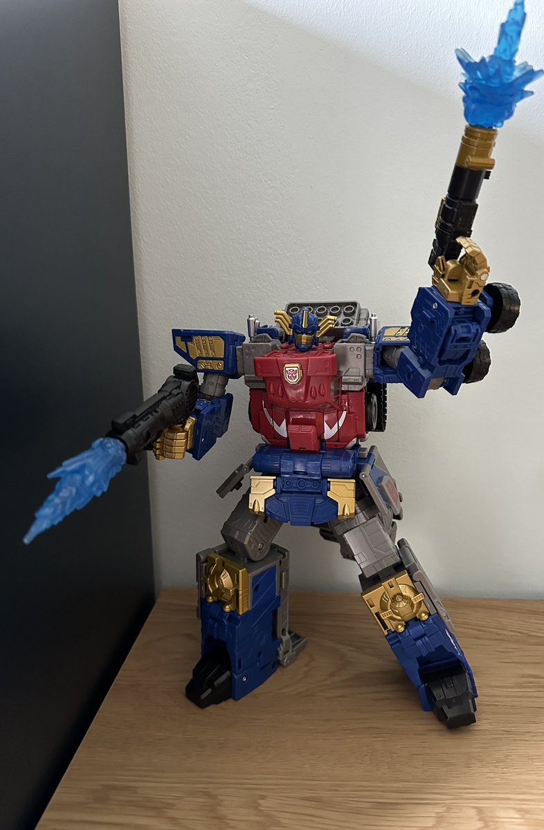 RewmacIcon's tweet photo. Egy élmény volt Super Mode-ra kapcsoltatni végre meg áll őrködik. #Transformers #optimus #supermode https://t.co/VmW4GgIovQ