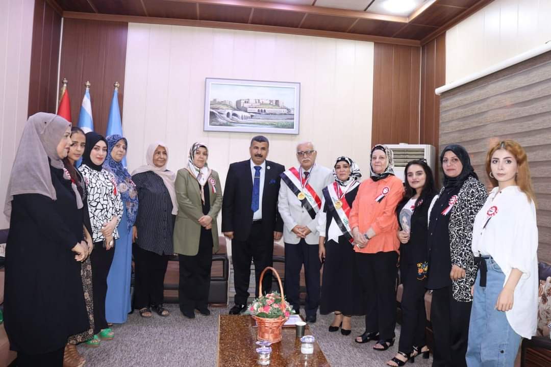 مدير منظمة حماية حقوق الإنسان الدكتور جنكيزيقلد السيد رياض صاري كهية رئيس حزب توركمن ايلي بقلادة الإبداع والتميز لدوره الهام في حماية حقوق الإنسان والاسهام في صون الأمن والسلام بالمنطقة وكذلك الدكتورة حنان ترجمان مسؤولة المكتب النسوي والاعضاء لدورهن أيضا في متابعة شؤون المواطنين