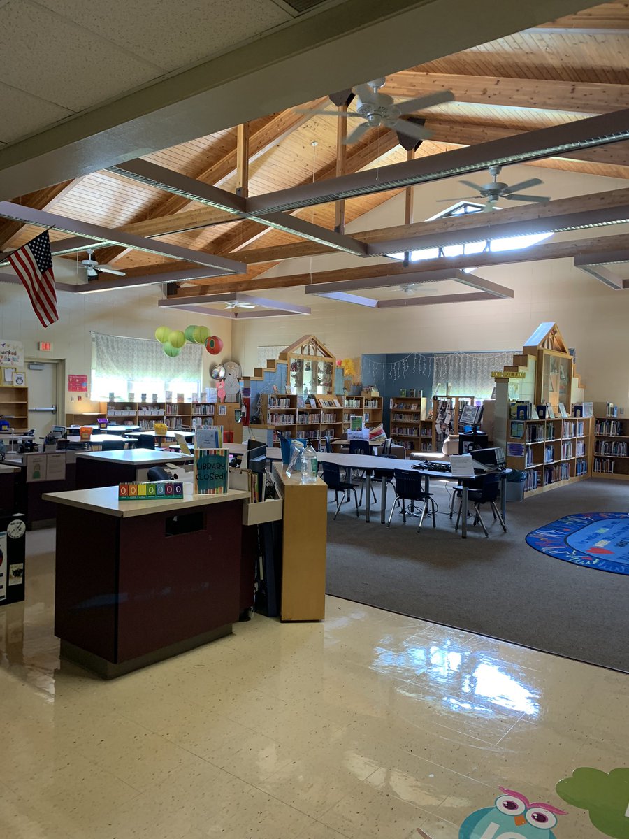 AnEducator's tweet image. We are ready for our readers to join us @Holland_SPS Open House on Mon. #SPSUnited #SPSLib