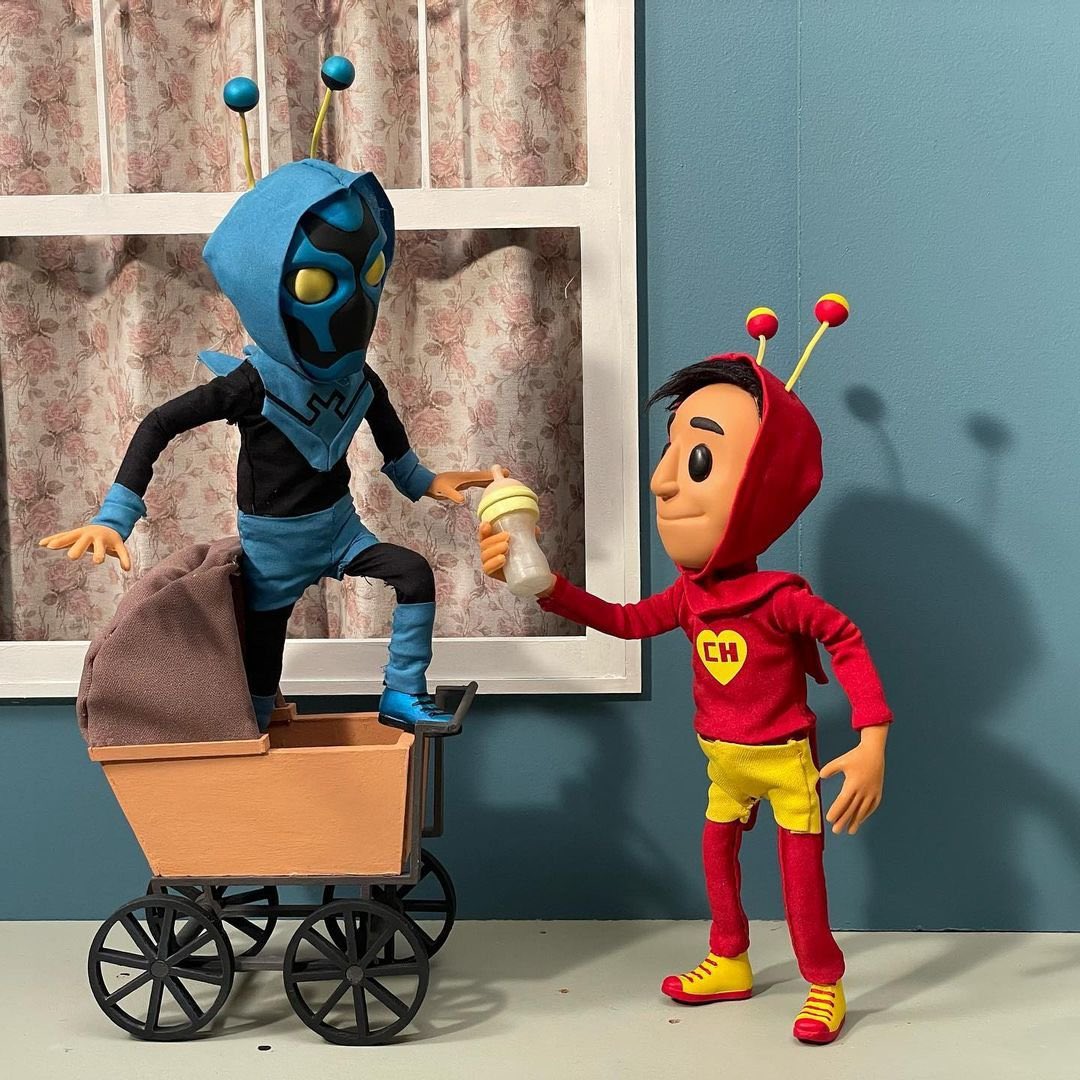 I wish that in the post credit scene of #bluebeetle we saw el chapulín and Jaime interact like in these pictures that would’ve been so cute 🙁🙁