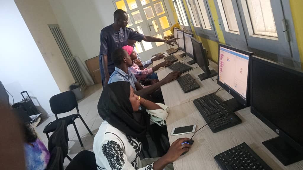 forcensenegal's tweet photo. En images la 2e journée de formation pour les collégien(ne)s et lycéen(ne)s de Mbao en prélude de la Semaine des Sciences prévue du 19 au 23 septembre 2023.
#forcen #MastercardFoundation #unchk_sn #stemd #kebetu #education #seneg https://t.co/8uJMTdrd8s