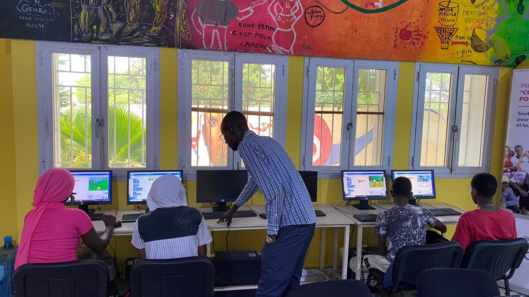 forcensenegal's tweet photo. En images la 2e journée de formation pour les collégien(ne)s et lycéen(ne)s de Mbao en prélude de la Semaine des Sciences prévue du 19 au 23 septembre 2023.
#forcen #MastercardFoundation #unchk_sn #stemd #kebetu #education #seneg https://t.co/8uJMTdrd8s