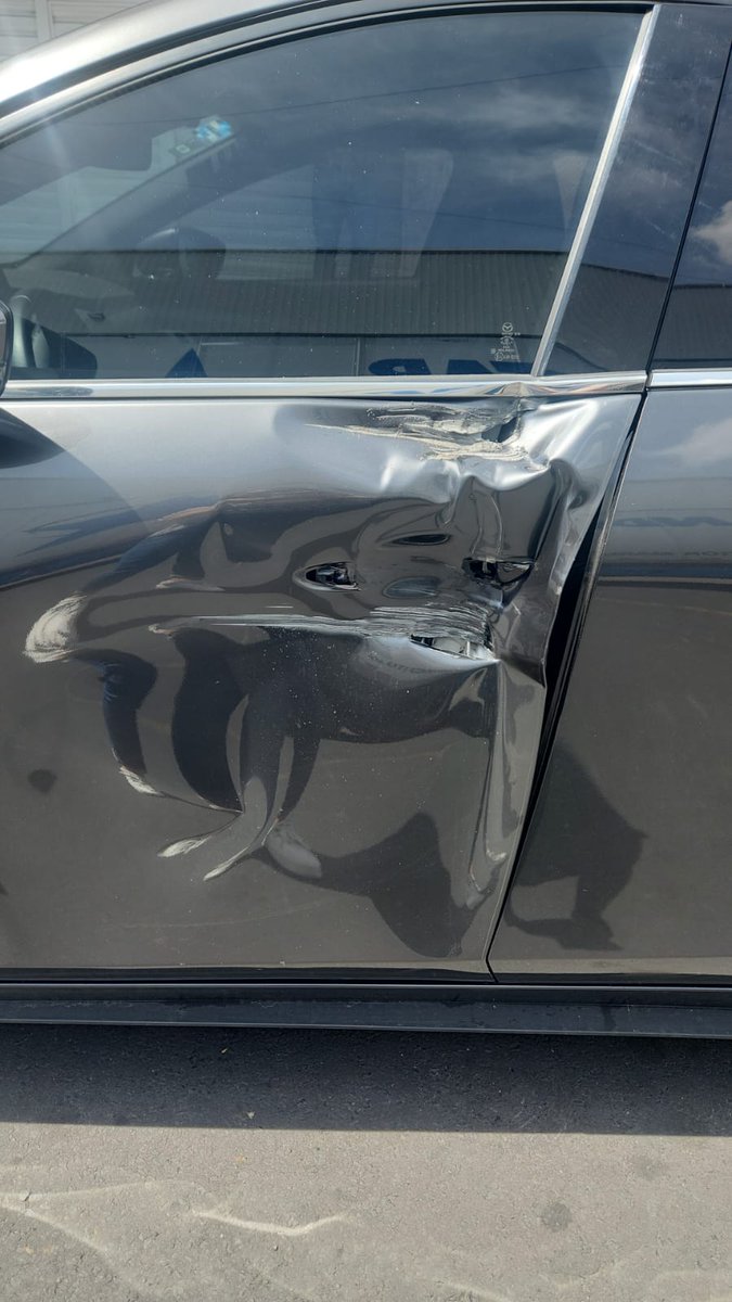 cuartodemillamx's tweet photo. Hola mi nombre es Carolina, te cuento el calvario que estoy pasando con #Mazda, su agencia de Mazda Del #Valle y su #financiera #Santander.

Te comento que para que me vendieran me dijeron que tenia que ser financiamiento forzoso, asi que dejen $63,000 pesos en financiamento con santander, a 12 meses, para que me entregaran rapido, por ser a 12 meses me regalaron el seguro con #SegurosQualitas .

El día 14/08/23 tuve un siniestro, un camión en reversa le pegó a mi auto en la puerta frontal del lado del conductor , (afortunadamente estaba estacionado, no había nadie dentro). El del camión decide llamarle a su seguro por lo que yo también procedí a llamarle al mío (#qualitas), los del seguro llegan al lugar y al momento de pedirme mi póliza me dicen que mi póliza está vencida desde el 28/11/22 (el mismo día que adquirí mi póliza) por lo cuál decido llamar al vendedor de mi auto y comentarle esta situación a lo cual el vendedor me mencionó que él iba a resolver ese problema de la #póliza, esperé 2 horas y decidí volver a llamarle fue cuando me dijo que yo tenia que hablar con otra persona que es “el asesor de seguros” porque ese tema era de ellos, entonces me contacte con el asesor y el asesor me comenta que el problema viene de la financiera (Santander en este caso) me comentó que enviarían una grúa pero la grúa no llegaba, acto seguido volví a llamar insistiendo a esta persona de seguros que requería la grúa ya que yo no podía mover mi auto (no arrancaba) a lo cual de forma arrogante y molesta me lo dijo que lo viera directamente con su jefe, procedo a llamar a su jefe y este me comenta que no se iban a retirar a sus casas hasta resolver mi asunto y que él se encargaría de enviarme una grúa para poderme mover del lugar de mi siniestro, la grúa nunca llegó y me tuve que retirar del lugar aproximadamente a las 12am.

La mañana del 15/08/23 acudí directo a la agencia Mazda #DelValle  para confrontar al gerente ya que las personas con las que había hablado anteriormente no me dieron respuesta y solo se aventaron la pelotita entre ellos, ya estando ahí me negaron hablar con el gerente y solo me dejaron hablar con la gerente de ventas, la cual ella se comprometió a darme una solución, hasta el momento no me ha dado ninguna solución y solo me dice que va a tardar de 20 a 30 días, esto es demasiado tiempo ya que para ese entonces yo ya habré perdido el volante de la aseguradora que le pegó a mi auto, sin mencionar que al día de hoy no he hablado con nadie de la supuesta “aseguradora” ni de Mazda para rendir una declaración de lo qué pasó en el siniestro.

Hoy 19/08/23 no he recibido respuesta ni llamadas por parte del equipo de Mazda para informarme al respecto de mi auto.

El vehículo actualmente lo tiene Mazda en resguardo.

Tengan mucho cuidado, porque la marca esta haciendo puras porquerias en estos meses, yo confiaba mucho en ellos, pero vaya decepcion, estan como perros intentanto ensartar a la gente para sacar ventas, pero no les importa nada mas.

Arrepentidisima de comprar.

Carolina Diaz.