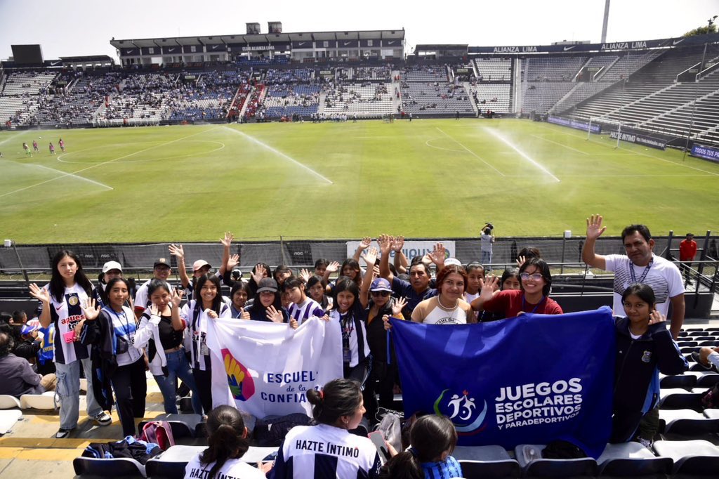drelm_lima's tweet photo. @ClubALoficial @MineduPeru @ipdperu @LegadoOficialPE @LigaFutProf 📌 1 424 escolares de #LimaMetropolitana participaron en #fútbolfemenino desde la etapa UGEL de los #JEDPA2023. 
🏅La chicas de la IE José Gabriel Condorcanqui de la @ugel02oficial son las campeonas de la cat. B y nos representarán en la etapa #macrorregional. ¡Vamos Lima! https://t.co/paWPr4omgG