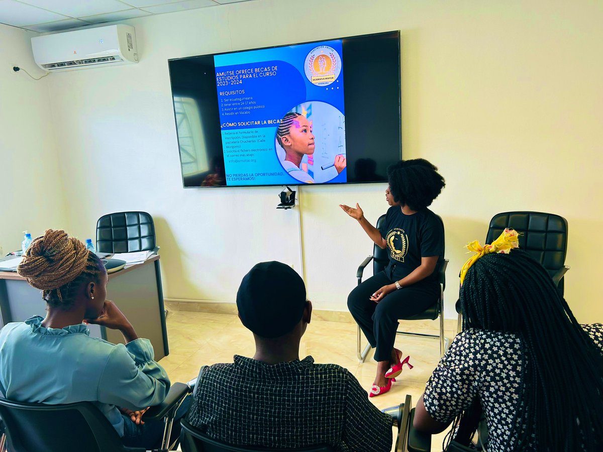 Hoy hemos recibido a las beneficiarias de la I edición del proyecto « Hermana Mayor », a sus padres y tutores para hacerles entrega de los materiales escolares y explicarles las condiciones de la beca. La experiencia ha sido muy enriquecedora 
Toda pequeña ayuda suma. 
#AMUTSE