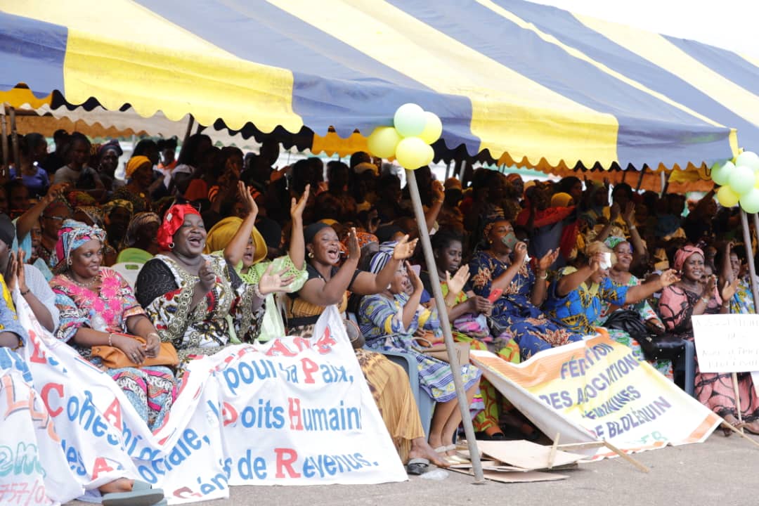 solidarite2021's tweet photo. Plus de 4000 femmes issues de 400 associations de #Guiglo, #Bloléquin, #Taï et de #Toulepleu ont pris part à cette cérémonie. #CivAutonomisation #CivSolidaire #CivSolidarite @Gouvci @primatureci @dmBelmonde https://t.co/ZUBHCaNMLc
