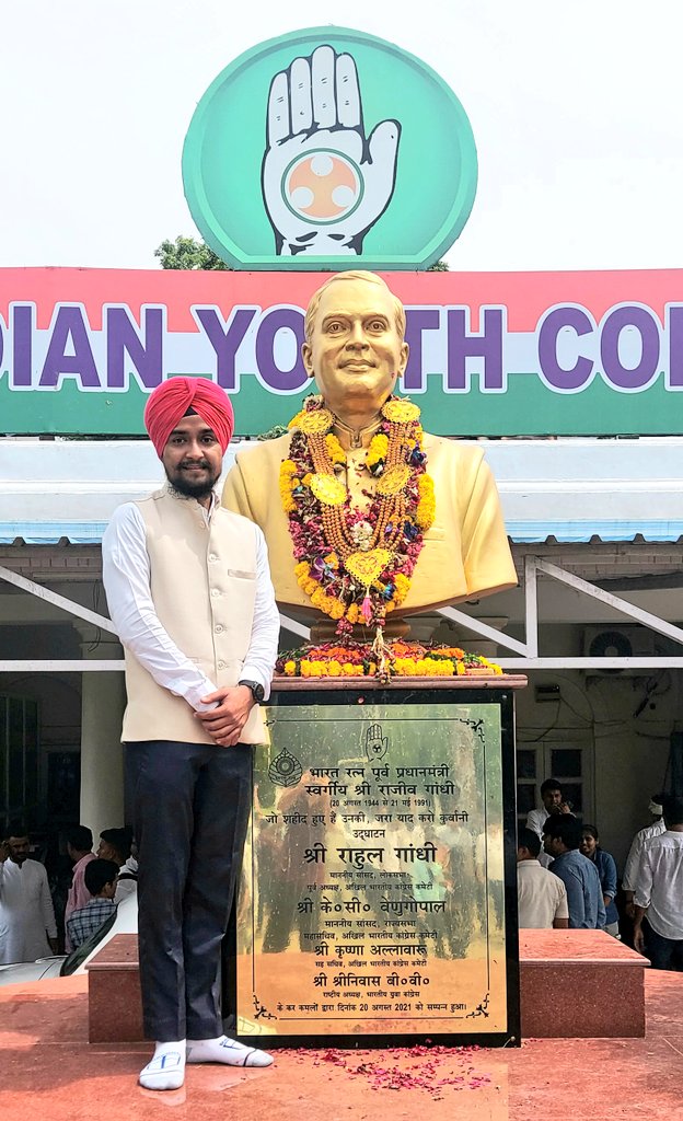 AmanBatra_inc's tweet photo. आधुनिक भारत के निर्माता , युवाओं के आदर्श , भारत रत्न स्व. श्री राजीव गांधी जी की जयंती पर शत-शत नमन ।। 🙏🙏

आपका अपना [ अमनदीप सिंह बतरा ] 
उत्तराखंड युवा कॉंग्रेस ।। https://t.co/HMmxFXil4T