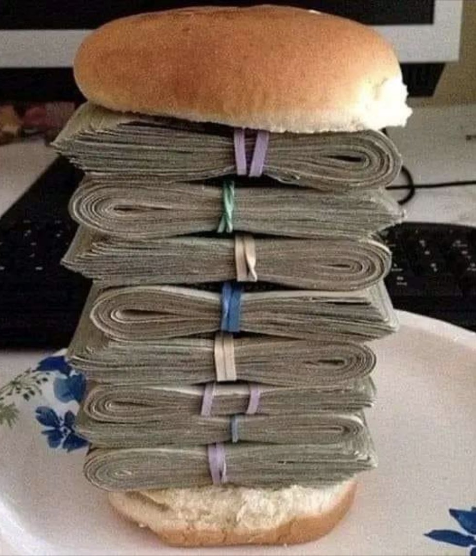 صورة مسربة لأول وجبة للاعب #نيمار بعد التحاقه بنادي #الهلال_السعودي 😂