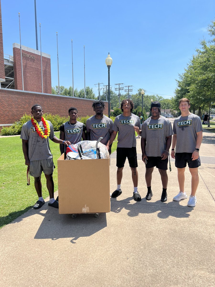 ATUFootball's tweet photo. Move-in day is always a great time here on campus! Huge shoutout to our guys for giving back and helping students move in! Let’s have a great fall semester! #LinkItUp https://t.co/br6uj00ghy