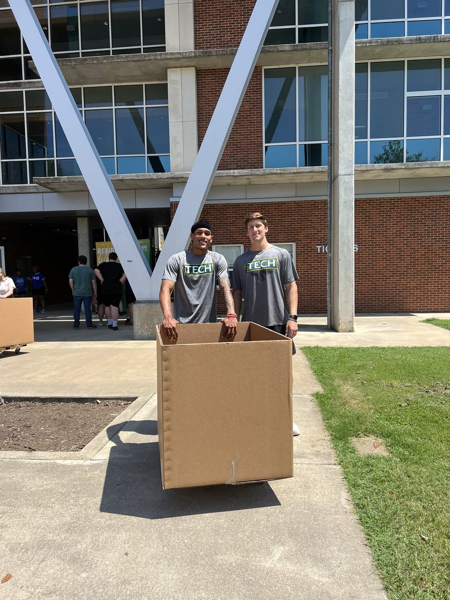 ATUFootball's tweet photo. Move-in day is always a great time here on campus! Huge shoutout to our guys for giving back and helping students move in! Let’s have a great fall semester! #LinkItUp https://t.co/br6uj00ghy