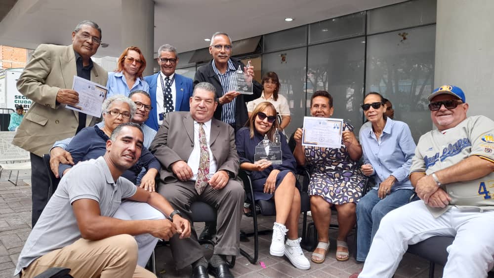 WilliamsHV's tweet photo. Hoy Estuvimos familias baruteñas recibiendo reconocimientos por parte del concejo municipal de baruta en sus 403 de su fundación mil gracias por tan bonito agasajo https://t.co/8dRdJJnvJZ