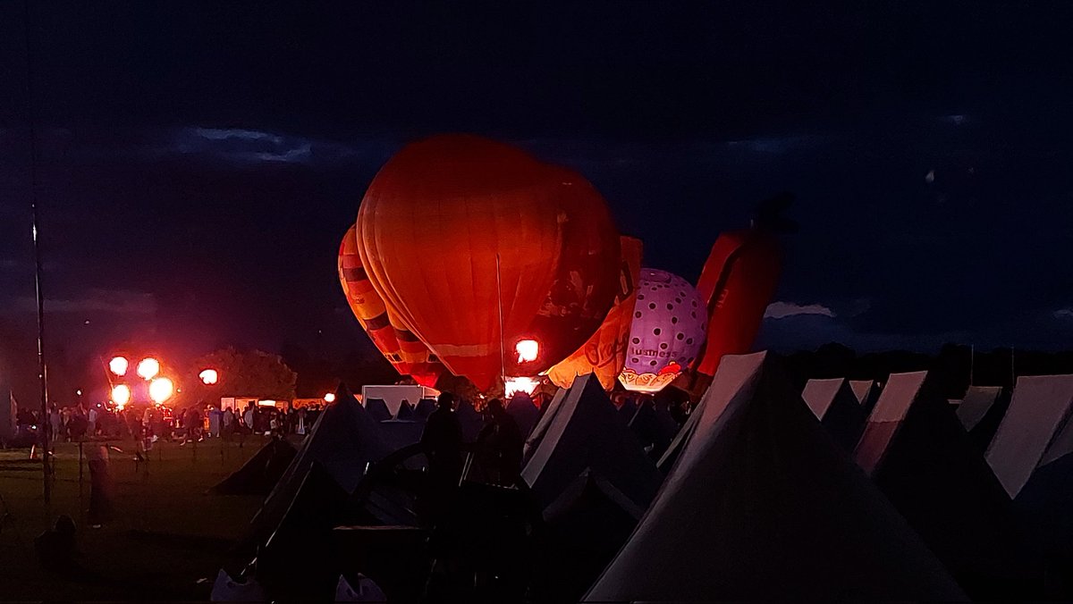 wendiihouse's tweet photo. #Northampton balloon festival #colourscape #SaturdaySocial @BBCNorthampton @BBCNewsEnts https://t.co/uZIjbkugEQ