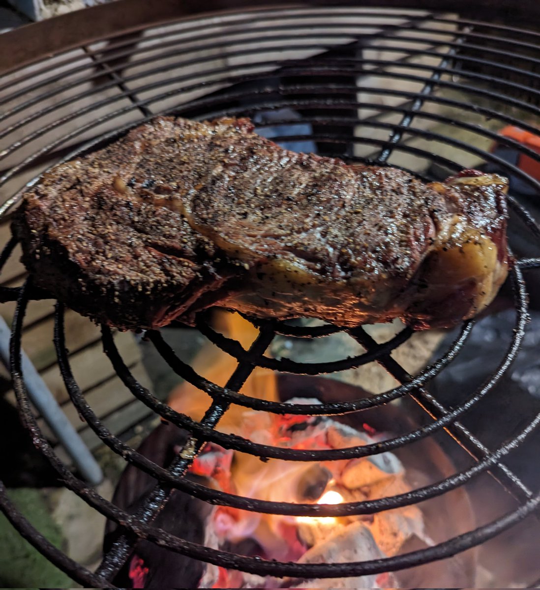 jayclark0106's tweet image. Reverse searing over charcoal #Tomohawk #Steak