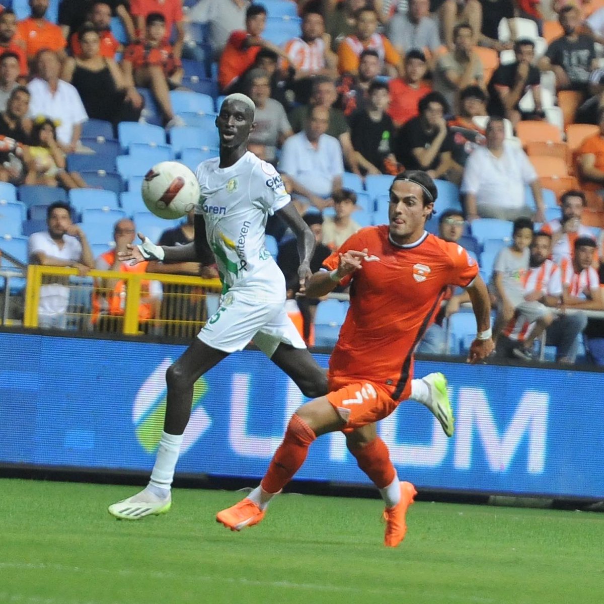 AdanasporResmi's tweet photo. 📸Adanaspor’umuz-Şanlıurfaspor maçından kareler! #ASvSS https://t.co/MUYnQNMUGo