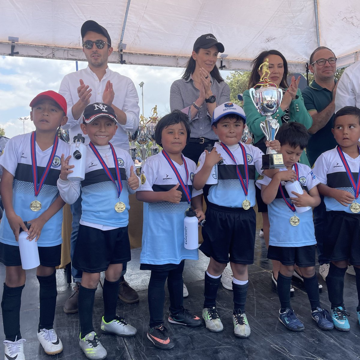 QuicentroUIO's tweet photo. El día de hoy vivimos el cierre de la #CopaCarolina Nos sentimos orgullosos de aportar un año más a este evento deportivo, que busca promover el deporte en nuestra querida ciudad. #Quito https://t.co/r3nEwpPnJD