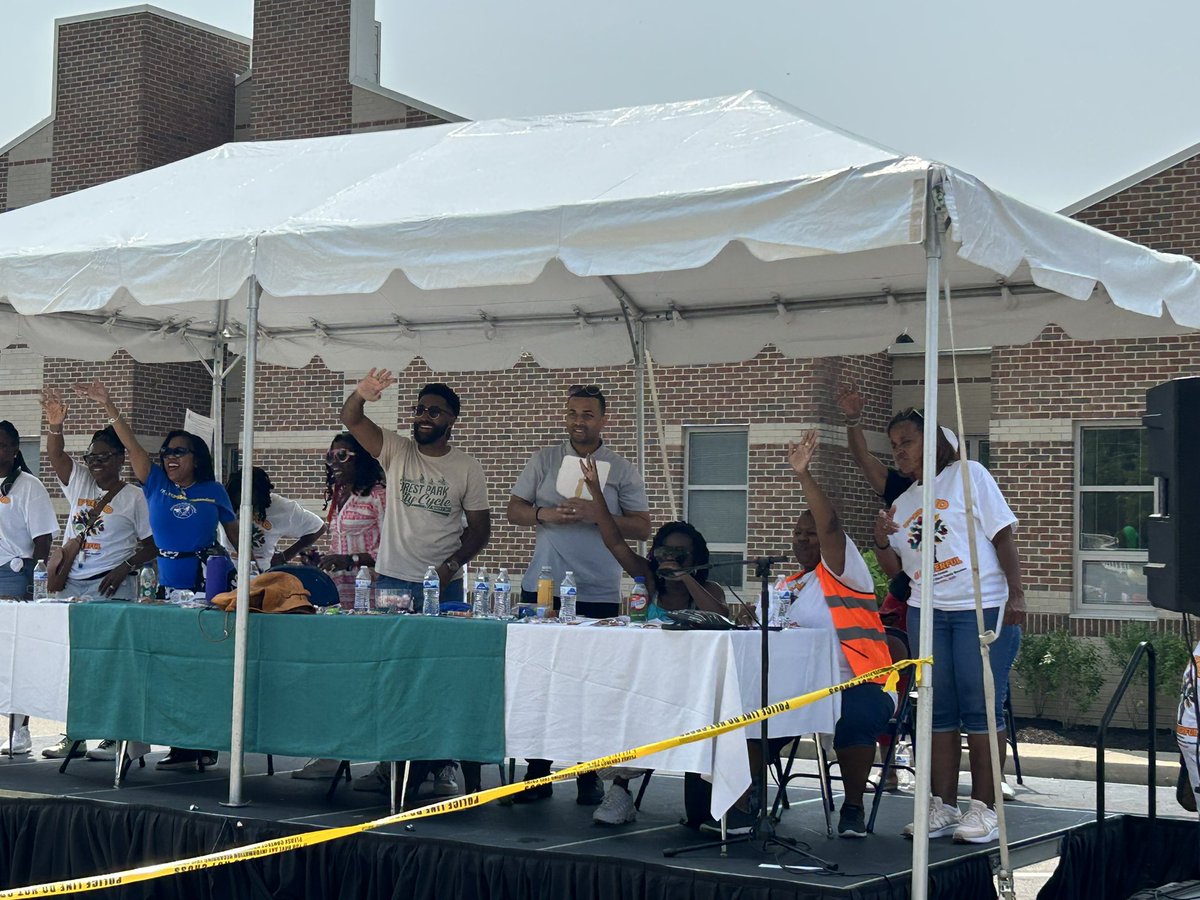 AVONDALE!!!! What a party 🎉 Loved hanging out at the Black Family Reunion Parade with some of my favorite friends working for our communities!! 💪🏽 💙 @SedrickDenson at the Judges Table!