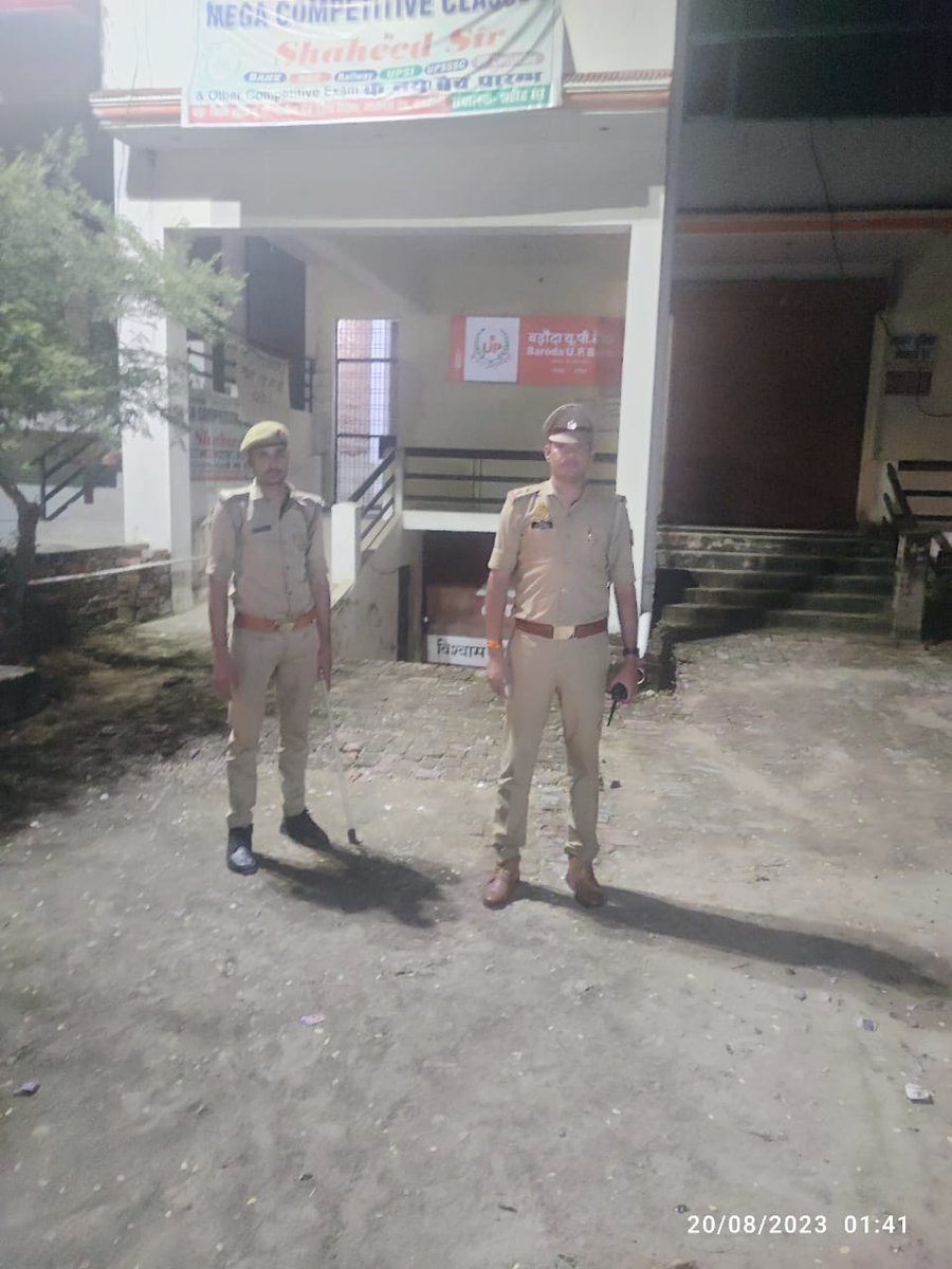 raebarelipolice's tweet photo. सुरक्षा व्यवस्था के दृष्टिगत चौकी प्रभारी राजघाट द्वारा रात्रि गश्त के दौरान भ्रमणशील रहकर थाना क्षेत्र अंतर्गत बैंक/एटीएम के आसपास चेकिंग की जा रही है। 
#RaebareliPolice 
#UPPolice https://t.co/l0SCcgpvGK