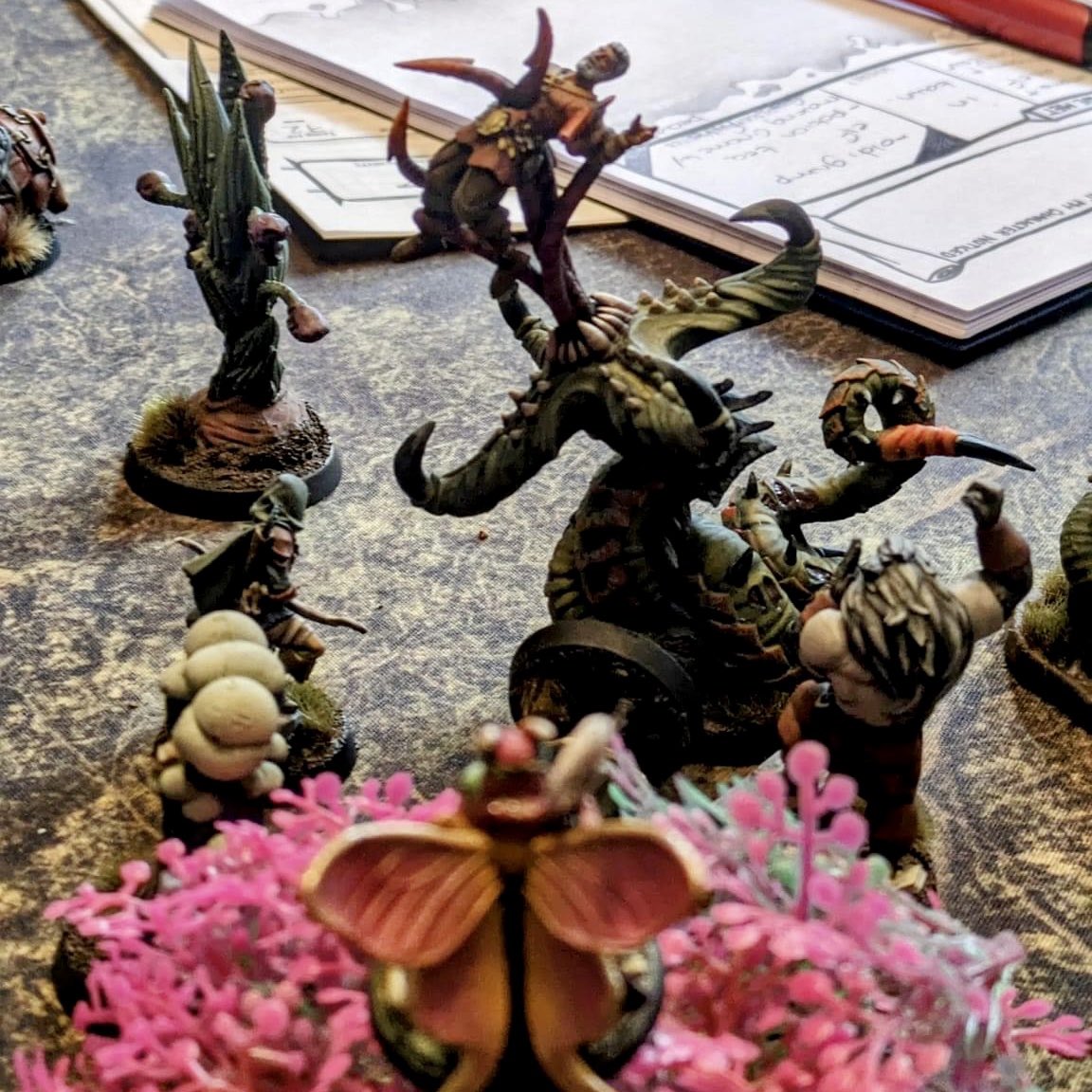 Action shot of the weeks #dnd  game featuring a <a href="/LegendsofSignum/">Legends of Signum</a> worm I have been dying to use