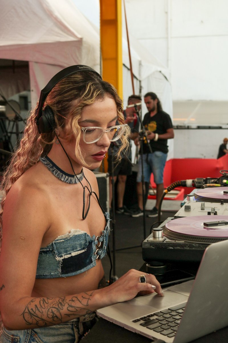 bdpfestival's tweet photo. COMEÇOU, Hein?! 
No palco a @bibigracio já deu o start no #BDPFestival com muita brasilidade! Avisa que é ela bb 🪩 Ingressos à venda no site ou na portaria  https://t.co/rOK5251J73

#BDPFestival #NovoCapítulo #ExperiênciaMusical #CulturaUrbana https://t.co/5Fx0AFDcCJ