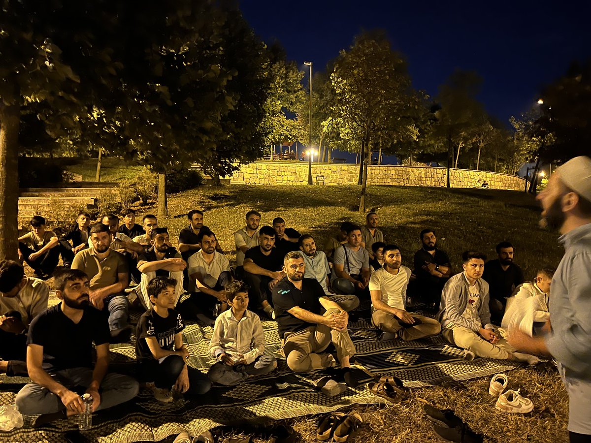 KokluDegisim34's tweet photo. Arnavutköy Temsilciliği olarak 5.  Haftada da şehir parkı sohbetimiz devam etti. 
Ensar hocamızın, Allah ve Resulünü Sevmek, konulu sohbetini icra etti. 
Allah ve Resulünü Sevmek, ona olan sevgimizi ispat  etmekle gerçek sevgi ortaya çıkar. 

#köklüdeğişim #arnavutköy https://t.co/G3UlD44tt8