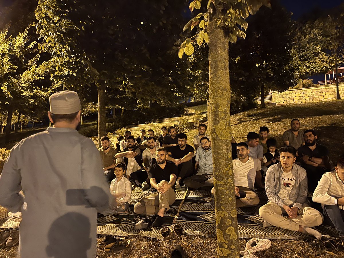 KokluDegisim34's tweet photo. Arnavutköy Temsilciliği olarak 5.  Haftada da şehir parkı sohbetimiz devam etti. 
Ensar hocamızın, Allah ve Resulünü Sevmek, konulu sohbetini icra etti. 
Allah ve Resulünü Sevmek, ona olan sevgimizi ispat  etmekle gerçek sevgi ortaya çıkar. 

#köklüdeğişim #arnavutköy https://t.co/G3UlD44tt8