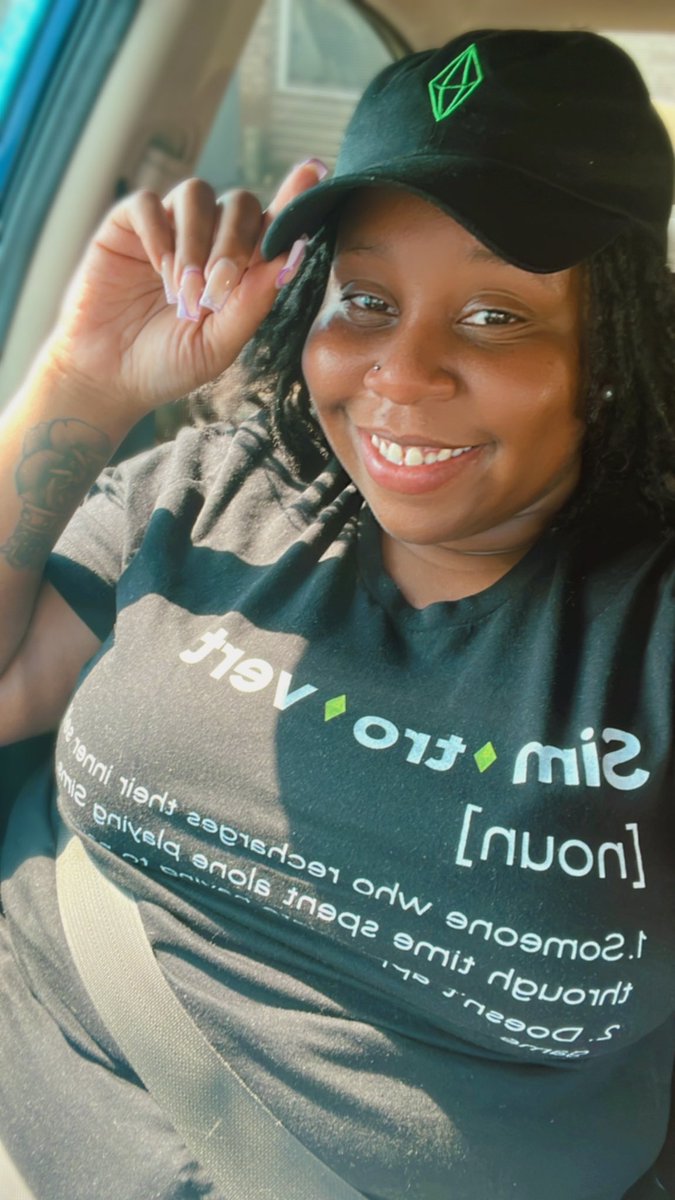 MissQueenMia_'s tweet photo. #simmer4life💚 #onemybirthdaygifts #StillLeoSzn♌️ #7/26 #SaturdayMood @thatdollwhit my bestie for my hat and shirt 🤞🏾💚💜✨ https://t.co/pHJeuEZs0m